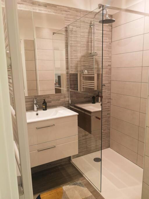 Appartement Proche Mer Avec Terrasse Et Jardin Privatif Йер Экстерьер фото